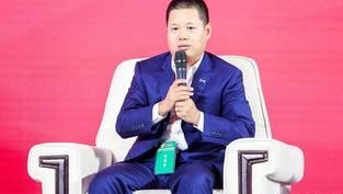 “京城四少”汪雨久违现身，携儿子拜祭父母称不能忘记养育之恩，你怎么看？