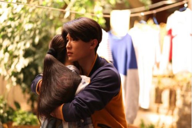 男生抱女生很紧是为什么