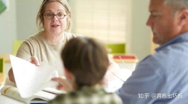 女儿被老师当着全班的面批评，该怎么办？