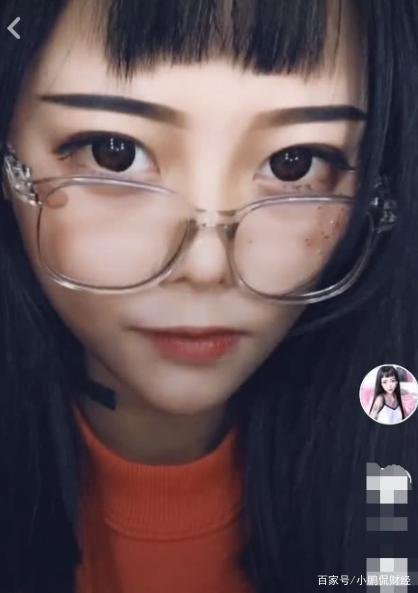 女网红在家直播正嗨，母亲突然乱入，事后形象崩塌粉丝纷纷取关，你怎么看？