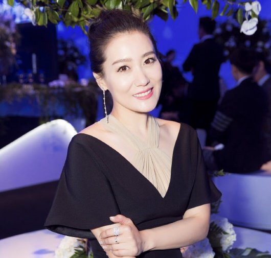 43岁谭晶近照大变疑整容，明星为什么那么喜欢整容？