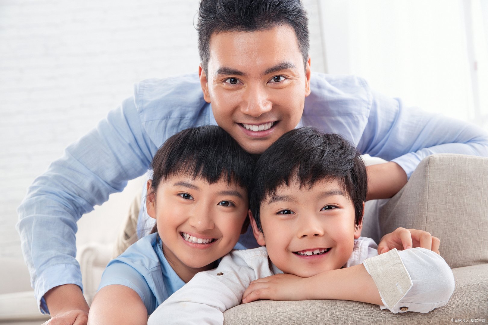 孩子不敢和别人聊天，就在旁边看着别人玩，要不自己玩自己的，怎么办呢？