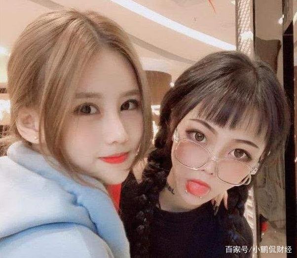 女网红在家直播正嗨，母亲突然乱入，事后形象崩塌粉丝纷纷取关，你怎么看？