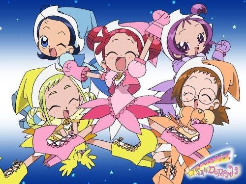 一个动漫,五个女主,一个黄头发,一个粉头发,一个金头发,是个小孩,一个紫头发,一个褐色的头发