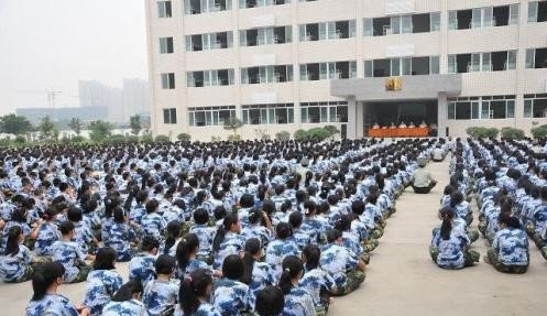 军训坐下起立的动作要领