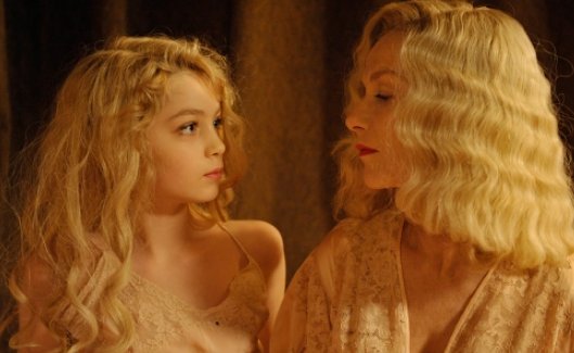 《她妈妈的小公主》是根据哪位的经历改编的？