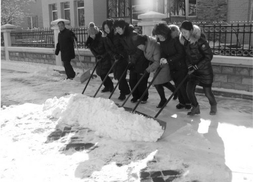 黑龙江一男子小区扫雪不幸突发疾病身亡，其死因是什么？