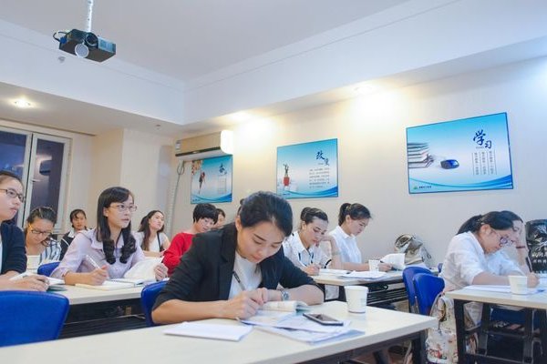 新东方深圳校区的校长是谁？