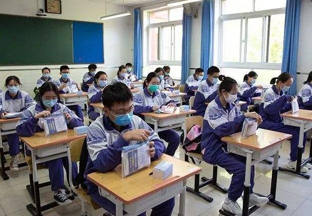 高考用眼睛看了几下，会被认为作弊吗？