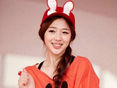 2013年跨年演唱会第一次韩国连线里穿黄衣服的是FX里那个人，是女的。 我要他的照片和详细资料。