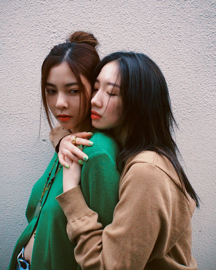 孟美岐、宋妍霏分享闺蜜郊游照,你和闺蜜拍照有什么小技巧?