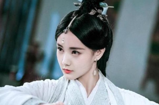 李一桐遭合作男星粗暴对待！头被强制按进蛋糕，面对这种事你会怎么做？