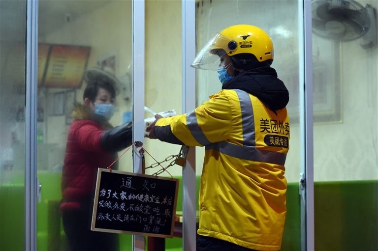 担心因疫情被困，深圳一外卖小哥带被子送餐，你如何看待小哥这一行为？