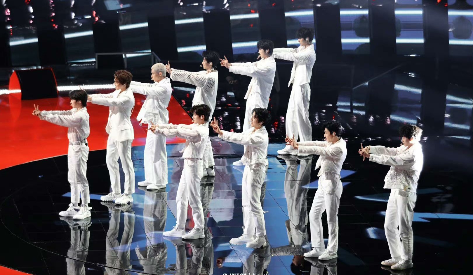 人民日报评演艺界最近爆雷不断，德艺双馨的演艺从业者能起到怎样的作用？