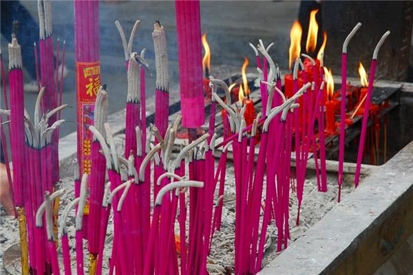 古人去世后，家属守灵为何点三根香，点两根或四根可以吗？