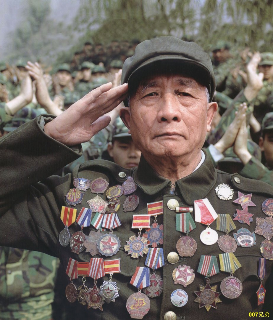 一张老兵胸前挂满功勋章的是谁