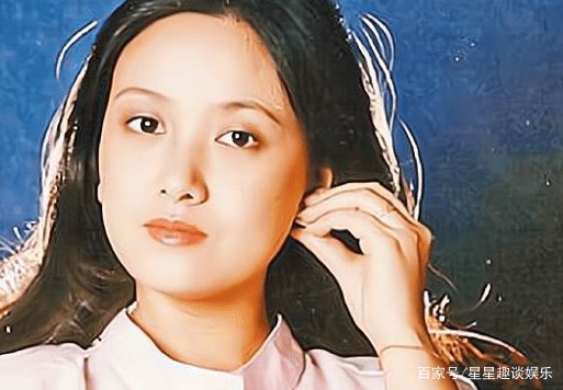 她是张默的亲生母亲，张国立的原配，离婚31年后依旧单身，她究竟是谁？