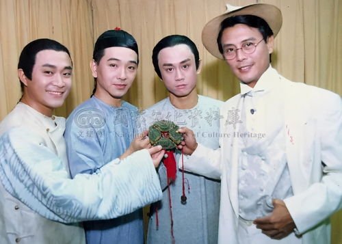 “京城四少”汪雨久违现身，携儿子拜祭父母称不能忘记养育之恩，你怎么看？