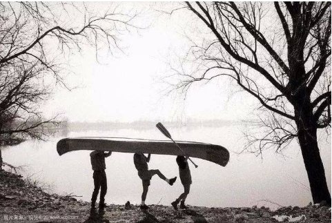 一人不入庙，双人不看井，三人不抱树，独坐莫凭栏什么意思