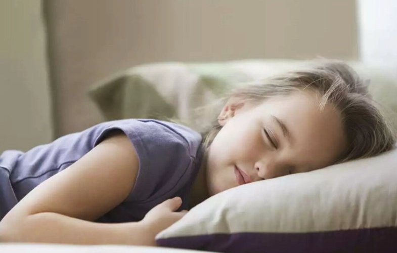 女儿一直和我睡，六岁了，听说再不分床睡会影响孩子身高，这是真的吗？