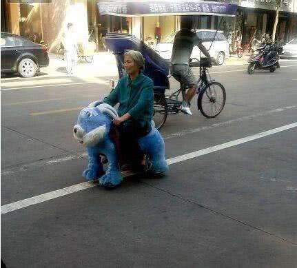 河南一位92岁奶奶出门弄丢推车，好心女子做出了怎样的帮忙之举？