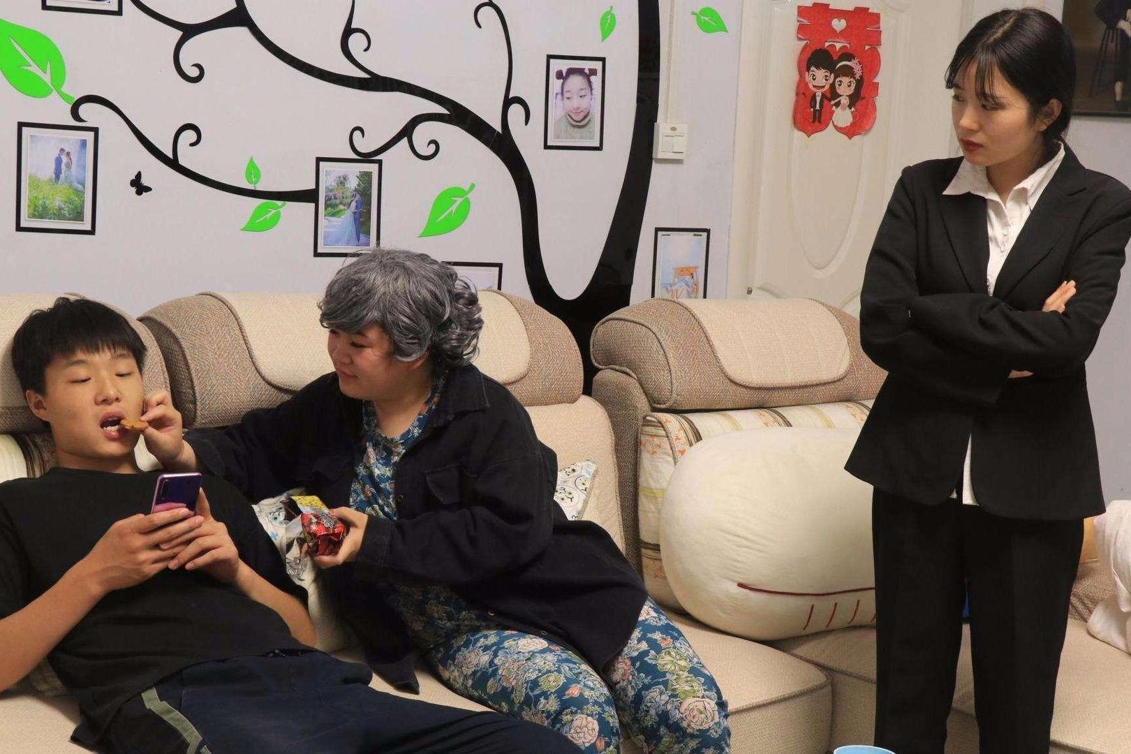 银川一女孩当街踢打80岁亲奶奶，奶奶疼的直打哆嗦，她为何要这么做？