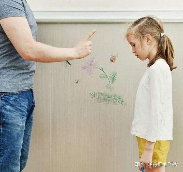 女儿被老师当着全班的面批评，该怎么办？