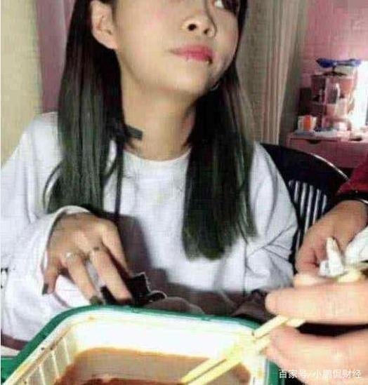 女网红在家直播正嗨，母亲突然乱入，事后形象崩塌粉丝纷纷取关，你怎么看？