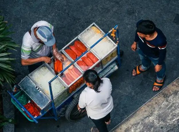 潜江通报执法人员踢翻小贩摊位，涉事人员最终得到了什么处罚？