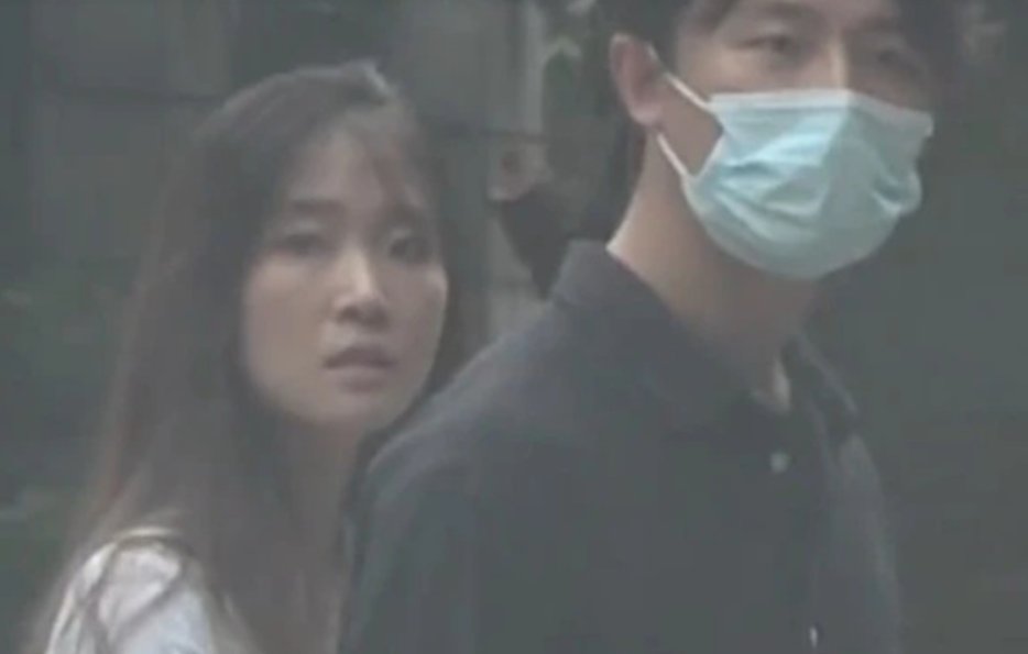 黄轩携女友与好友聚会，网友称他的女友长的像巩俐，你觉得呢？