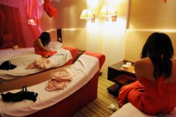 你如何看待三女子侵犯一年轻男子，导致男子性功能损坏却不构成强奸罪一事？