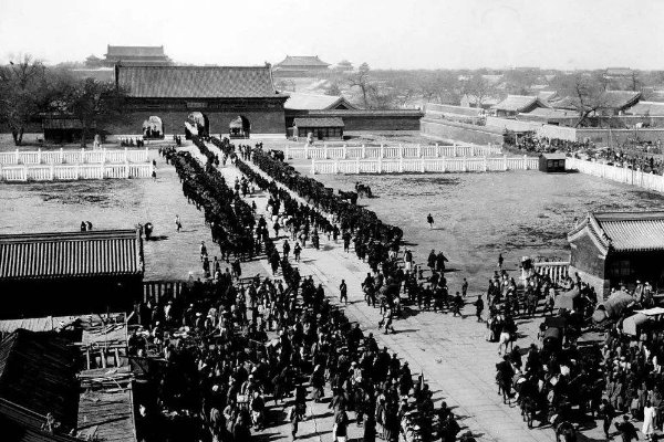 随着中华民国的建立，各国列强是如何退出中国的？