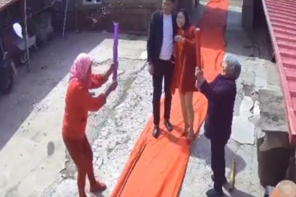 辽宁新郎新娘办仅6人婚礼，他们为什么会这么做？