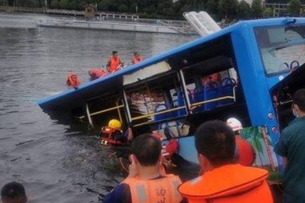 在公交车上撞出了水大尺寸