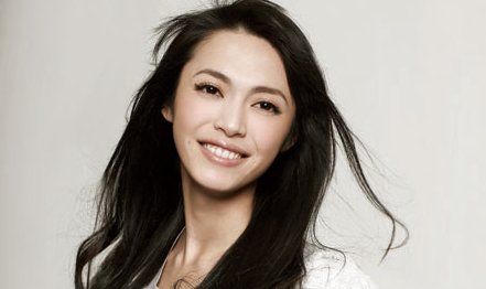 果靖霖对曹云金又是摸脸又是亲亲，这位戏骨和姚晨是什么关系？