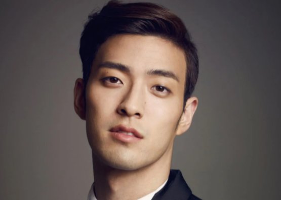 李铢衔的手怎么了?