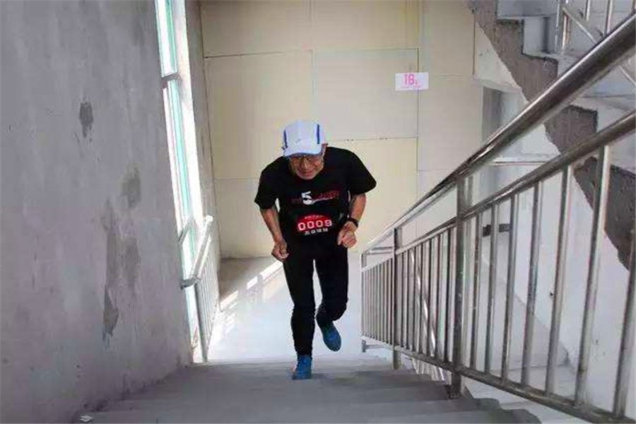 旧小区没有电梯，爬楼真的是苦不堪言，在爬楼过程中如何可以省时省力？