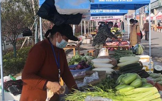 潜江通报执法人员踢翻小贩摊位，涉事人员最终得到了什么处罚？