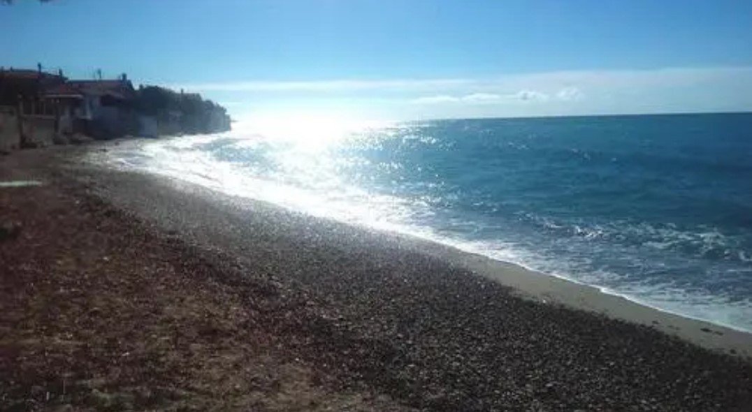 by the sea是什么意思