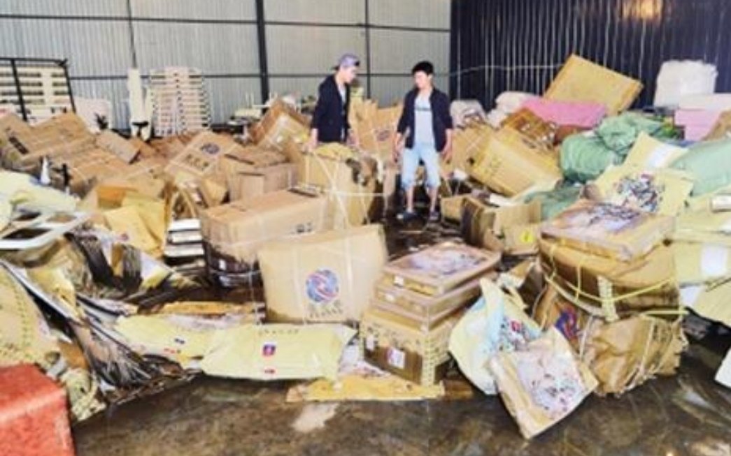 实拍湖北暴雨后物流仓库万件包裹被淹，当地采取了哪些举措？