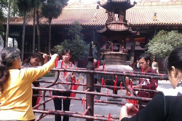 古人去世后，家属守灵为何点三根香，点两根或四根可以吗？