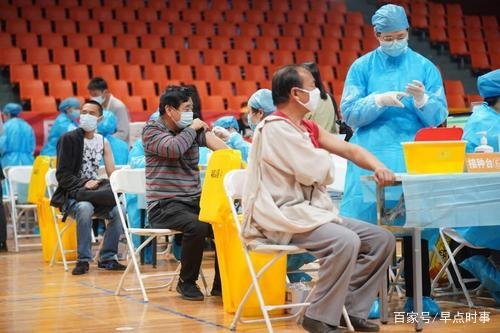 韩国丈夫陪中国妻子去打疫苗，得知自己也可以接种后这名韩国男子作何反应？