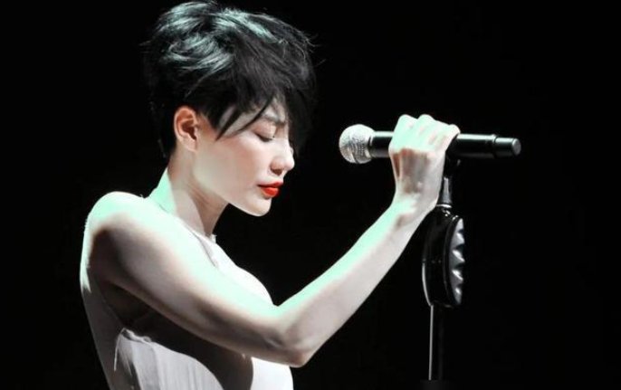 王菲第一任老公是谁？