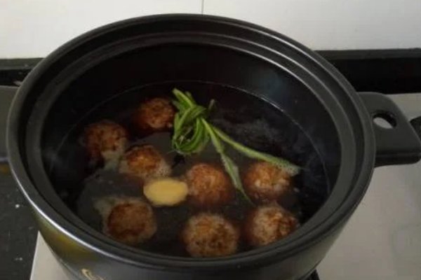 四喜丸子和红烧狮子头的做法