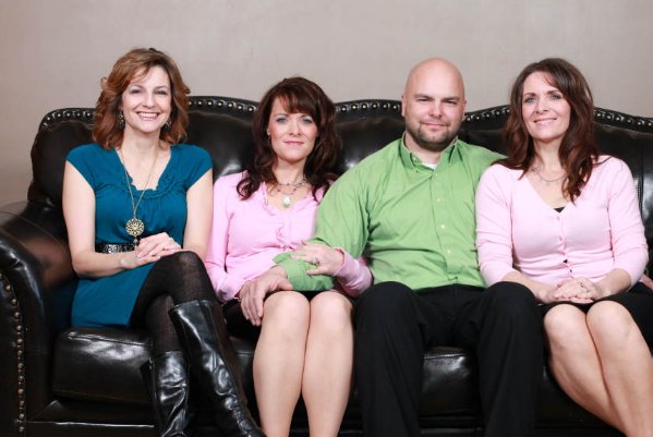 三姐妹同时嫁给一位丈夫，竟然每人都生了2个娃？