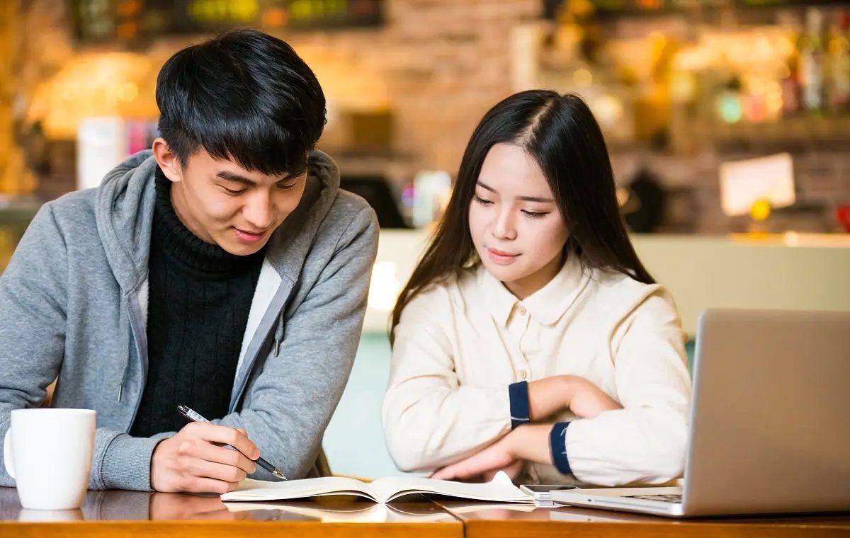 男朋友总是跟其他女生玩，这种情况正常吗？