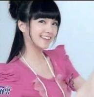 护舒宝新的广告【试短裙】的那个，广告女主角和歌曲是谁，叫什么