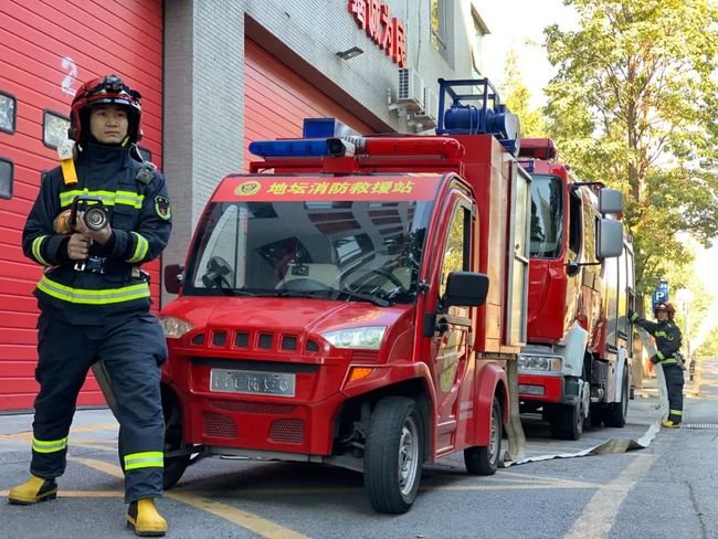 南京一小区保安拦停救火消防车，其行为是否违规？