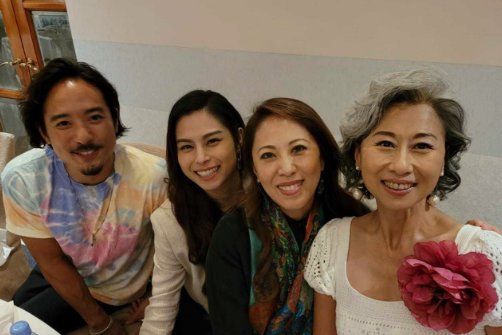 叶倩文在与港姐的聚会中大方展示白发,怎么做才能平和地接受变老?