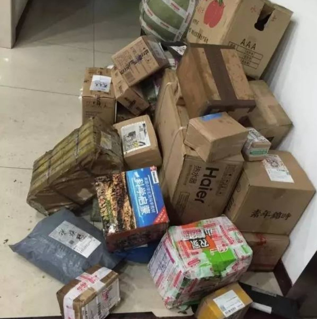 实拍湖北暴雨后物流仓库万件包裹被淹，当地采取了哪些举措？